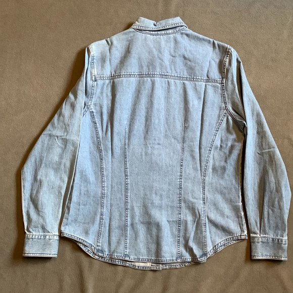 Jones Jeans Wormens Light Wash Blue Denim Button Up Shirt Size 8 - Picture 2 of 6